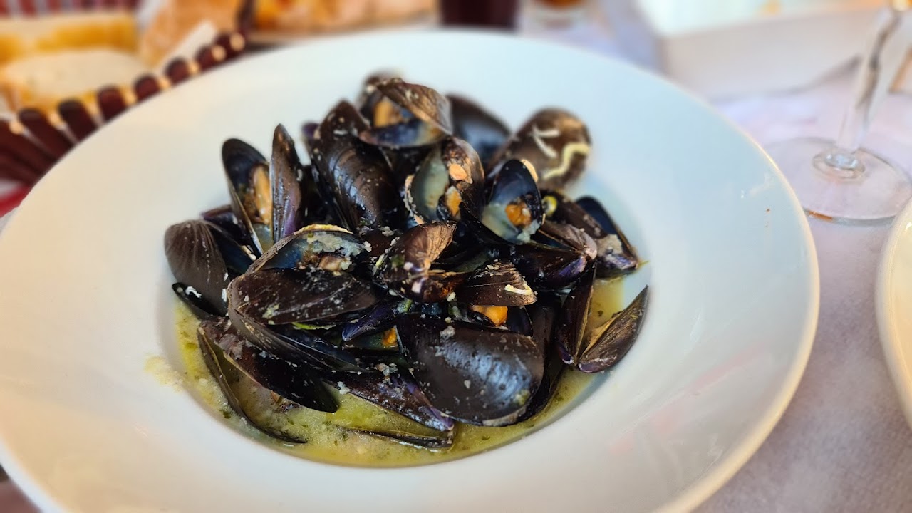 Mussels in white-wine broth