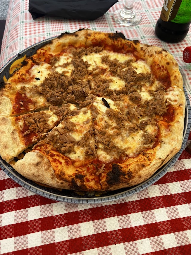 Wood-fired tuna pizza
